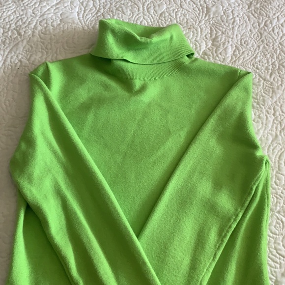 Wanna look like a glow stick 🔋 perfect for a rave costume 💚 - Picture 3 of 4